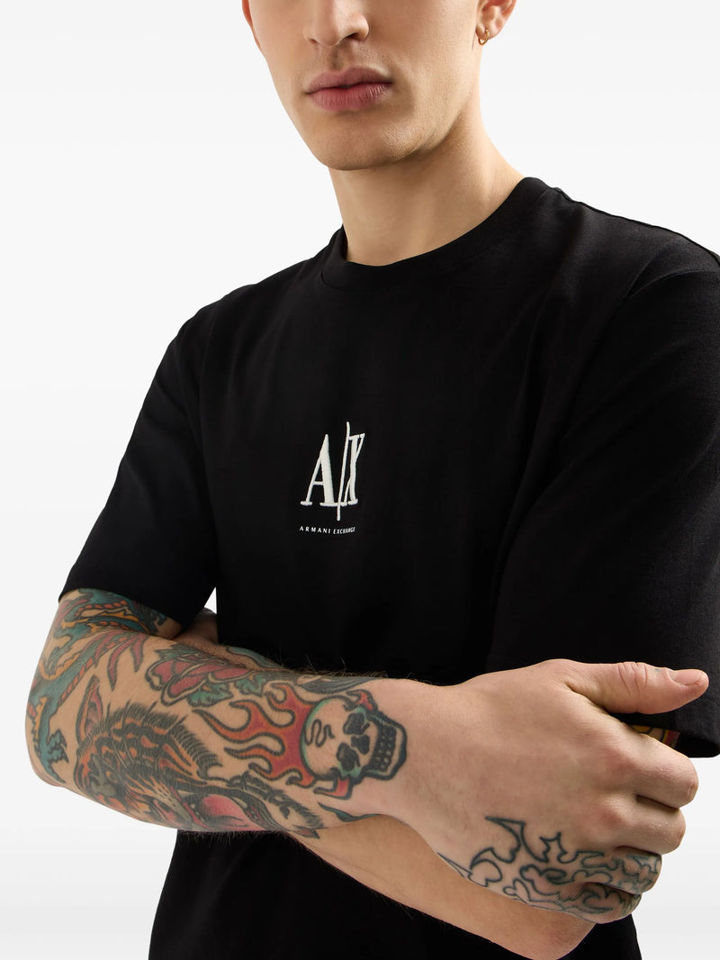 Camiseta AX com logo bordado