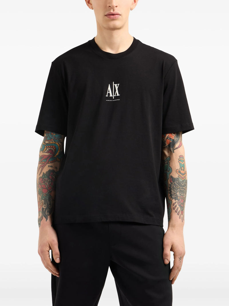 Camiseta AX com logo bordado