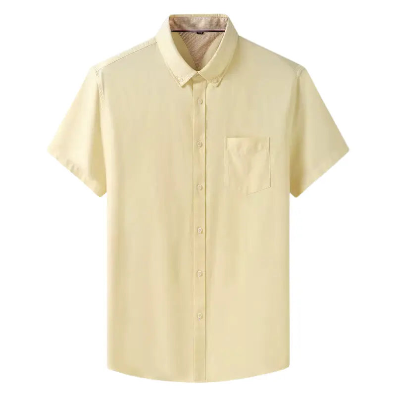 Camisa masculina com fechamento em botões e manga curta, modelagem que se adapta em qualquer corpo.
