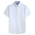 Camisa masculina com fechamento em botões e manga curta, modelagem que se adapta em qualquer corpo.