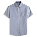 Camisa masculina com fechamento em botões e manga curta, modelagem que se adapta em qualquer corpo.