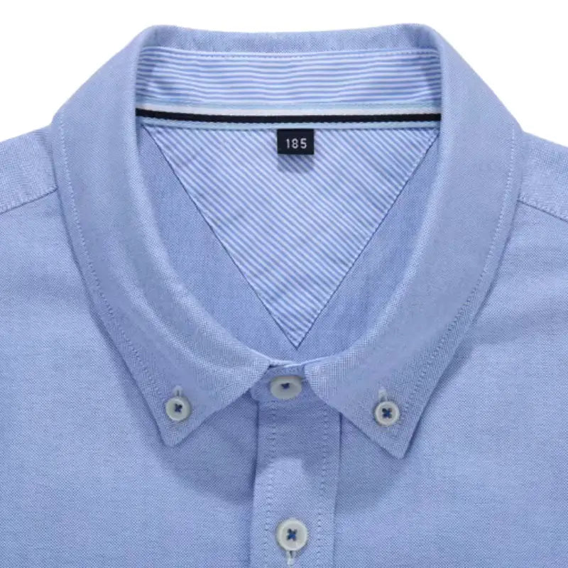 Camisa masculina com fechamento em botões e manga curta, modelagem que se adapta em qualquer corpo.