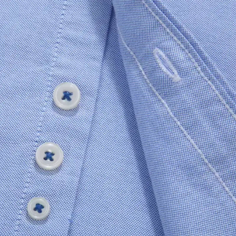 Camisa masculina com fechamento em botões e manga curta, modelagem que se adapta em qualquer corpo.