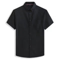 Camisa masculina com fechamento em botões e manga curta, modelagem que se adapta em qualquer corpo.