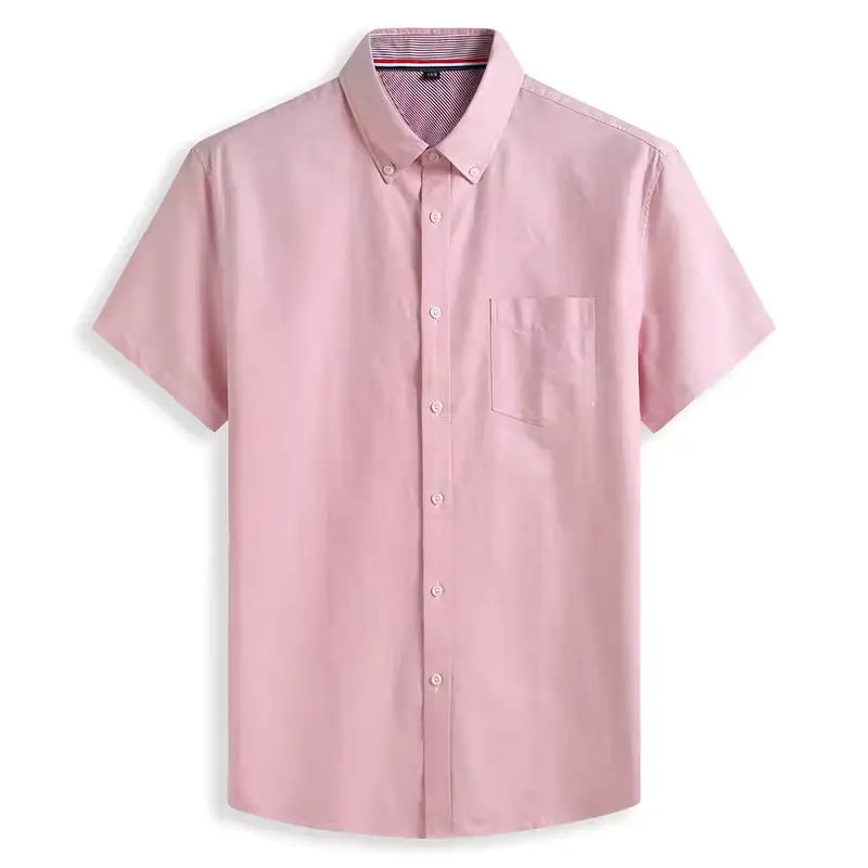 Camisa masculina com fechamento em botões e manga curta, modelagem que se adapta em qualquer corpo.