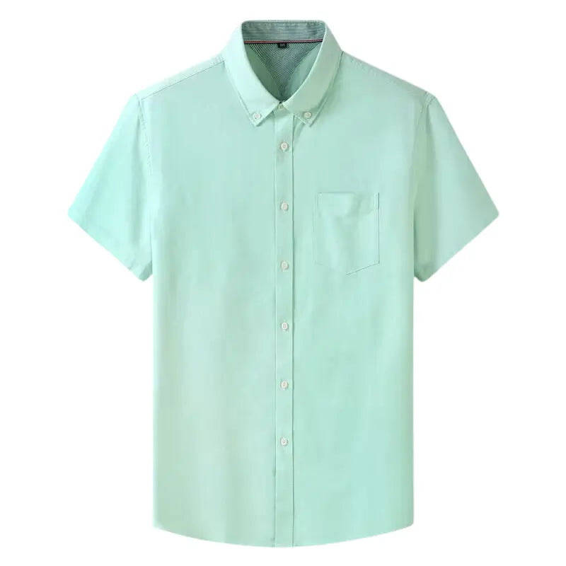 Camisa masculina com fechamento em botões e manga curta, modelagem que se adapta em qualquer corpo.