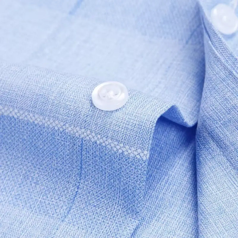 camisa masculina de manga curta com fechamento em botões e estampa detalhada com riscos