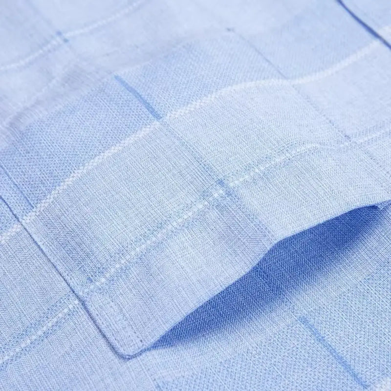 camisa masculina de manga curta com fechamento em botões e estampa detalhada com riscos