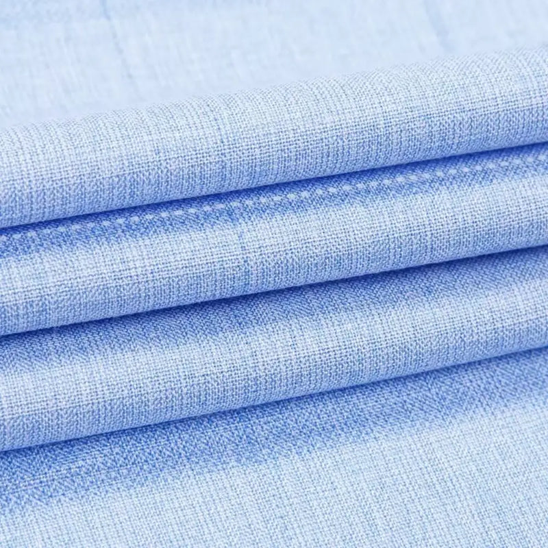 camisa masculina de manga curta com fechamento em botões e estampa detalhada com riscos