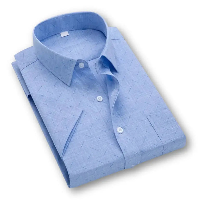 camisa masculina de manga curta com fechamento em botões e estampa detalhada com riscos