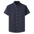 Camisa masculina com fechamento em botões e manga curta, modelagem que se adapta em qualquer corpo.