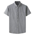 Camisa masculina com fechamento em botões e manga curta, modelagem que se adapta em qualquer corpo.