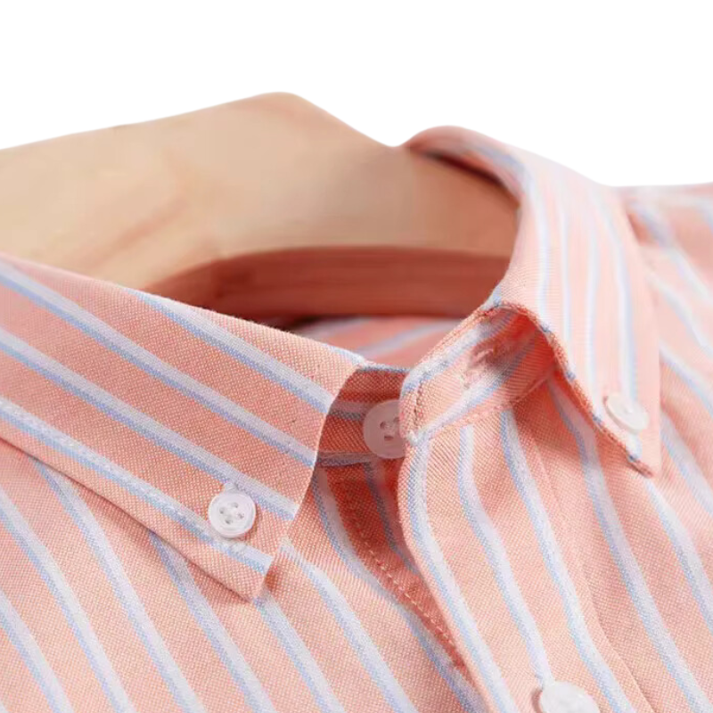 Camisa masculina com fechamento em botões e manga curta, modelagem que se adapta em qualquer corpo.