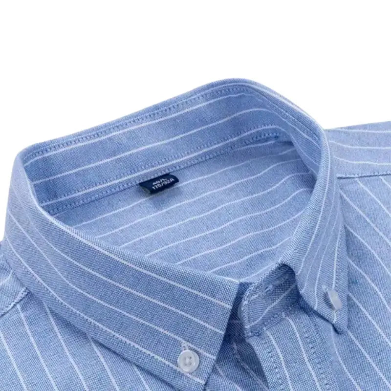 Camisa masculina com fechamento em botões e manga curta, modelagem que se adapta em qualquer corpo.