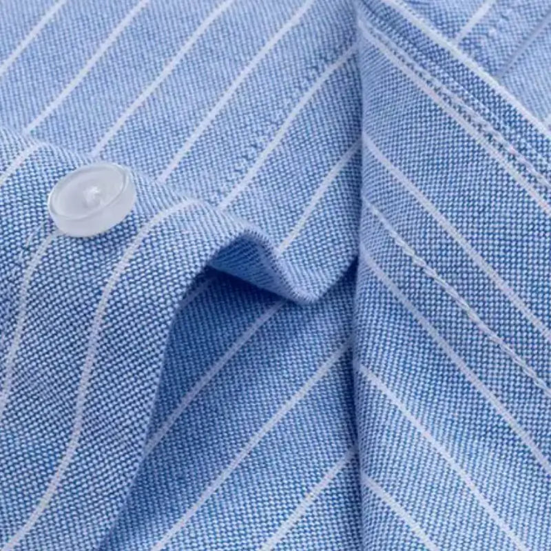 Camisa masculina com fechamento em botões e manga curta, modelagem que se adapta em qualquer corpo.