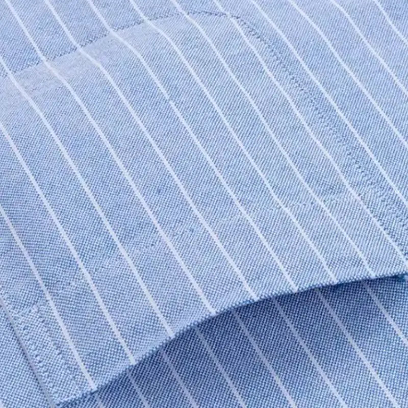 Camisa masculina com fechamento em botões e manga curta, modelagem que se adapta em qualquer corpo.