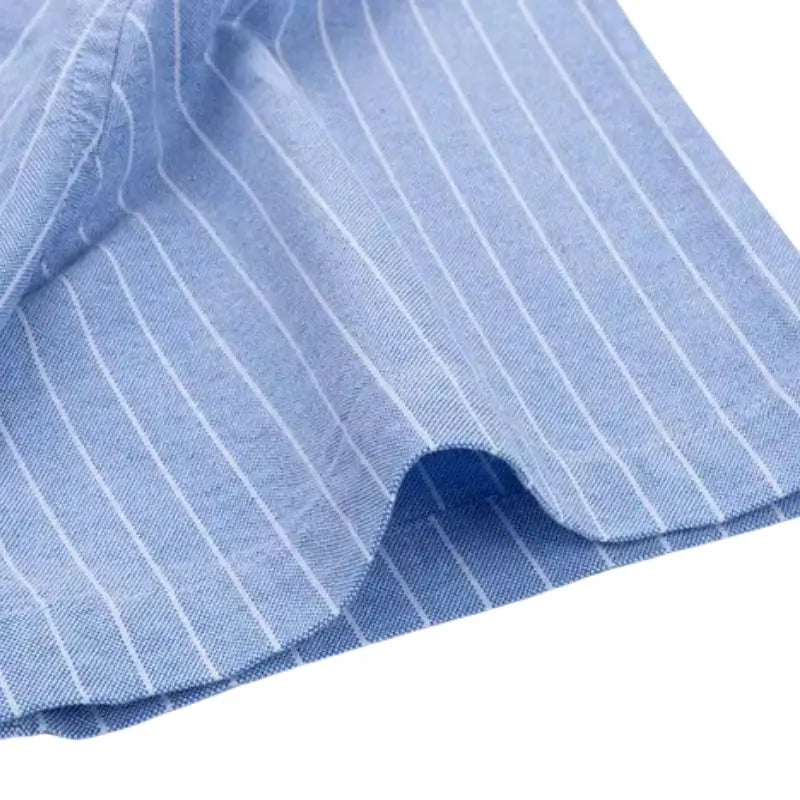Camisa masculina com fechamento em botões e manga curta, modelagem que se adapta em qualquer corpo.
