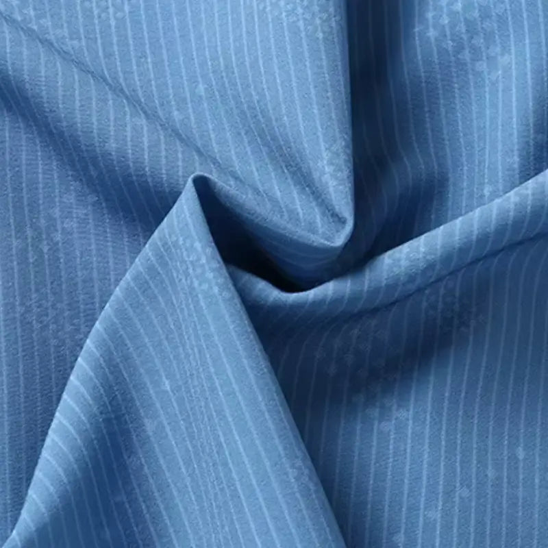 Camisa masculina com fechamento em botões e manga curta, modelagem que se adapta em qualquer corpo.