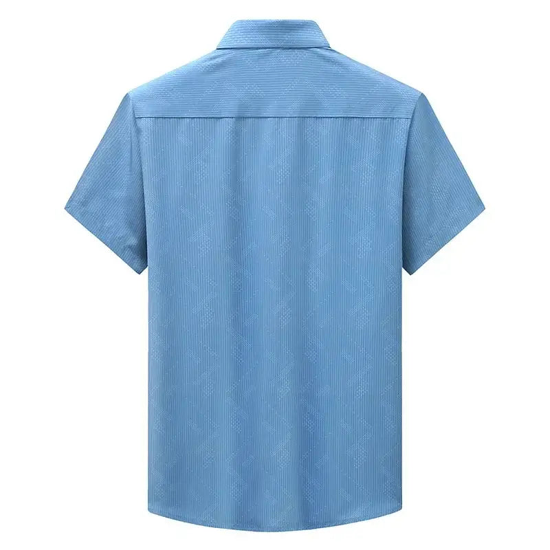 Camisa masculina com fechamento em botões e manga curta, modelagem que se adapta em qualquer corpo.