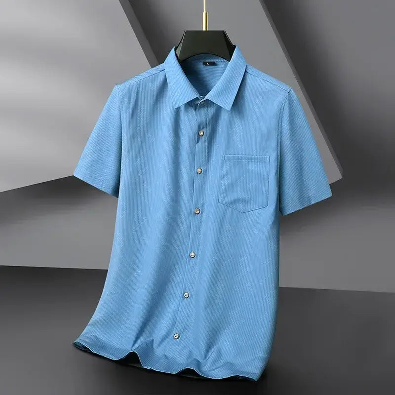 Camisa masculina com fechamento em botões e manga curta, modelagem que se adapta em qualquer corpo.