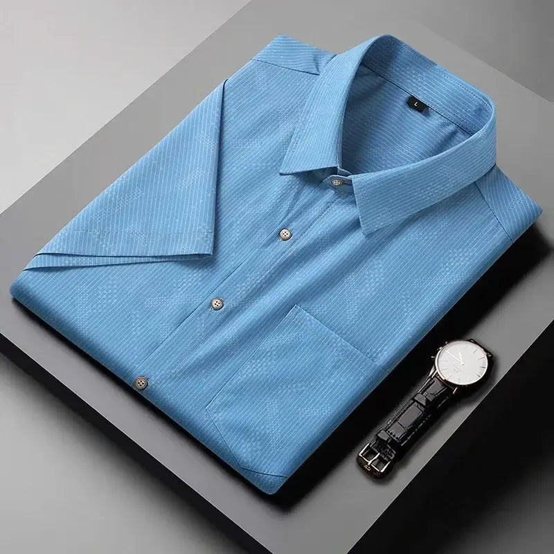 Camisa masculina com fechamento em botões e manga curta, modelagem que se adapta em qualquer corpo.