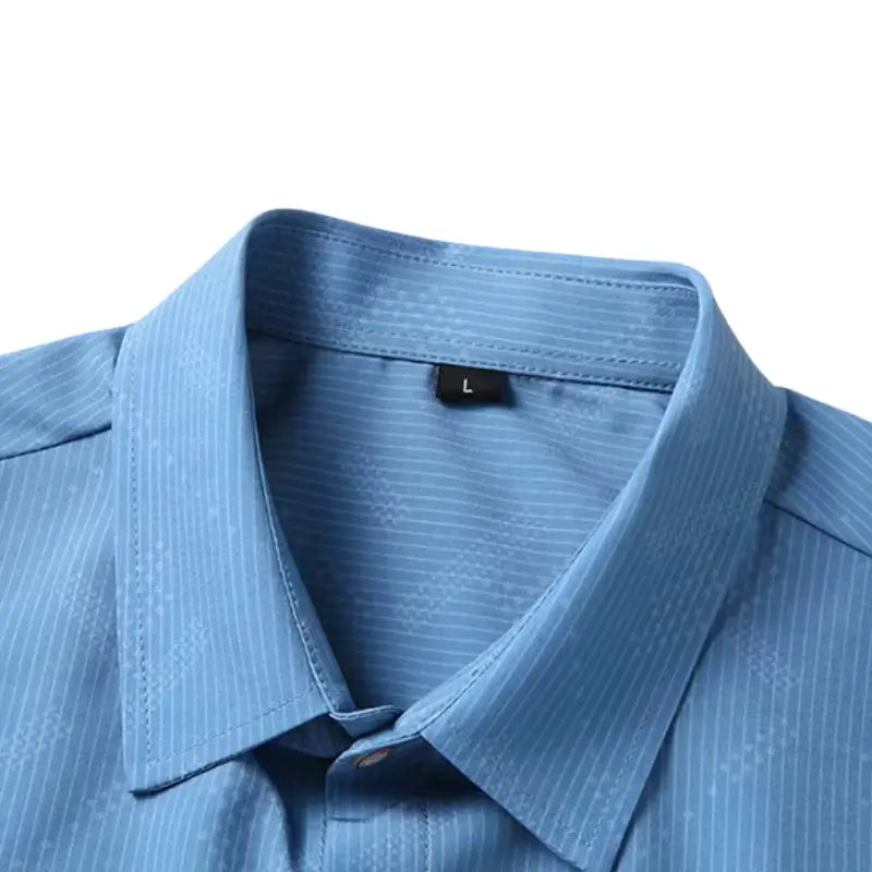 Camisa masculina com fechamento em botões e manga curta, modelagem que se adapta em qualquer corpo.