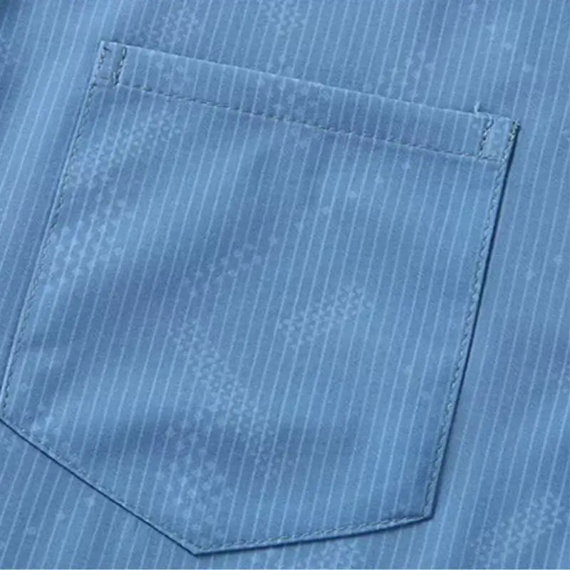 Camisa masculina com fechamento em botões e manga curta, modelagem que se adapta em qualquer corpo.