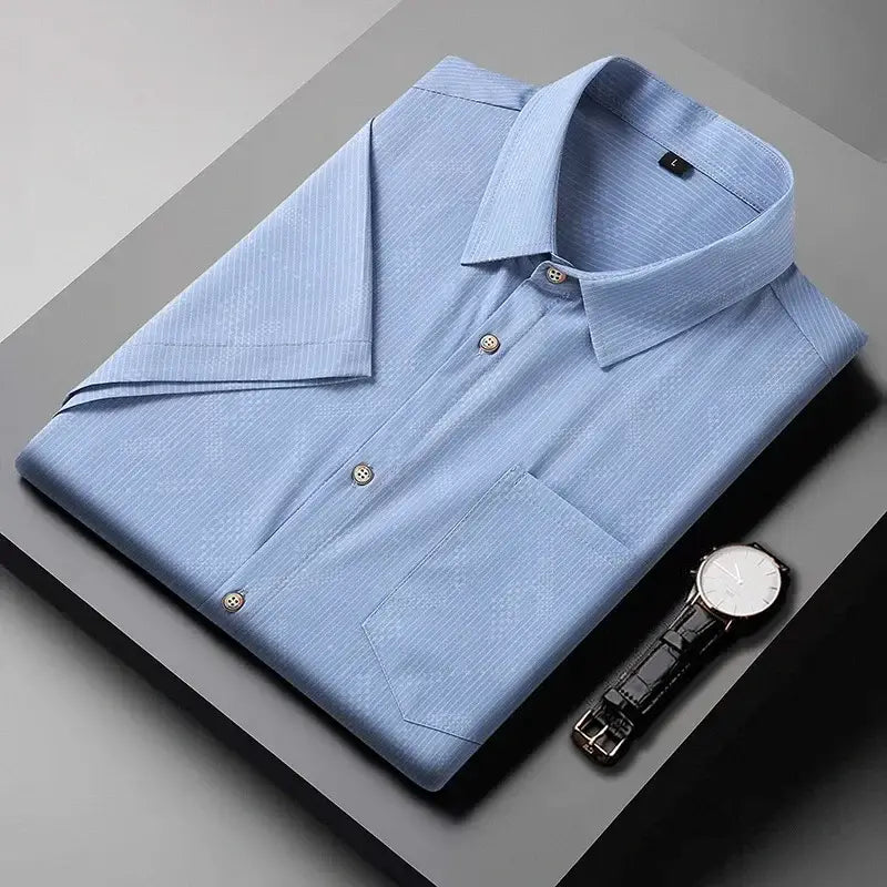 Camisa masculina com fechamento em botões e manga curta, modelagem que se adapta em qualquer corpo.