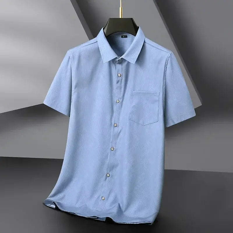 Camisa masculina com fechamento em botões e manga curta, modelagem que se adapta em qualquer corpo.