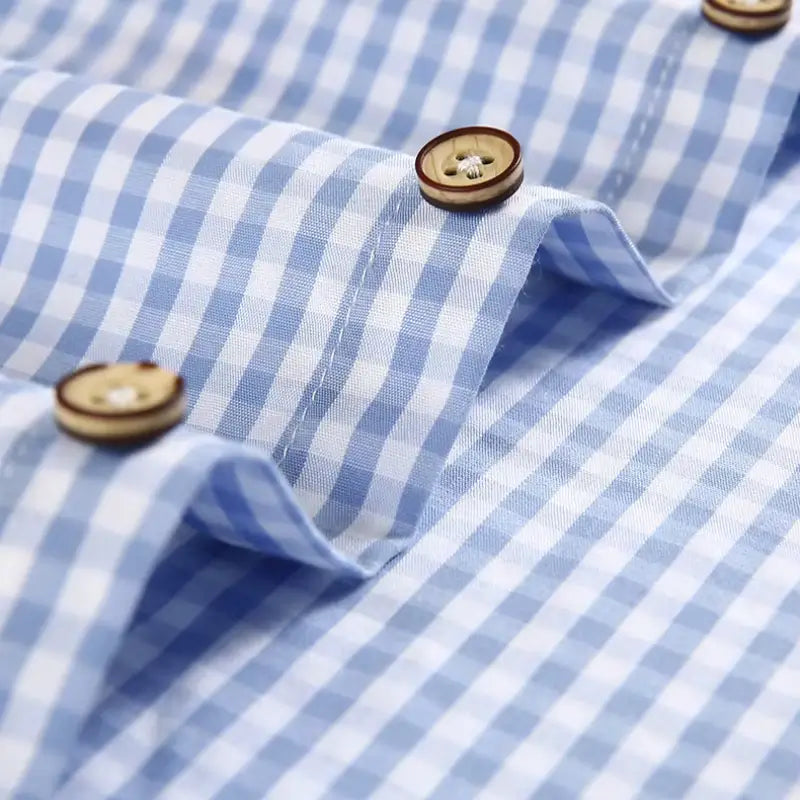 Camisa masculina com fechamento em botões e manga curta, modelagem que se adapta em qualquer corpo.