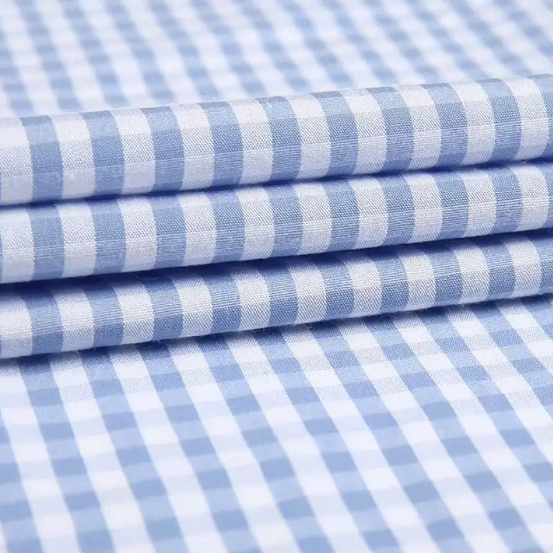 Camisa masculina com fechamento em botões e manga curta, modelagem que se adapta em qualquer corpo.