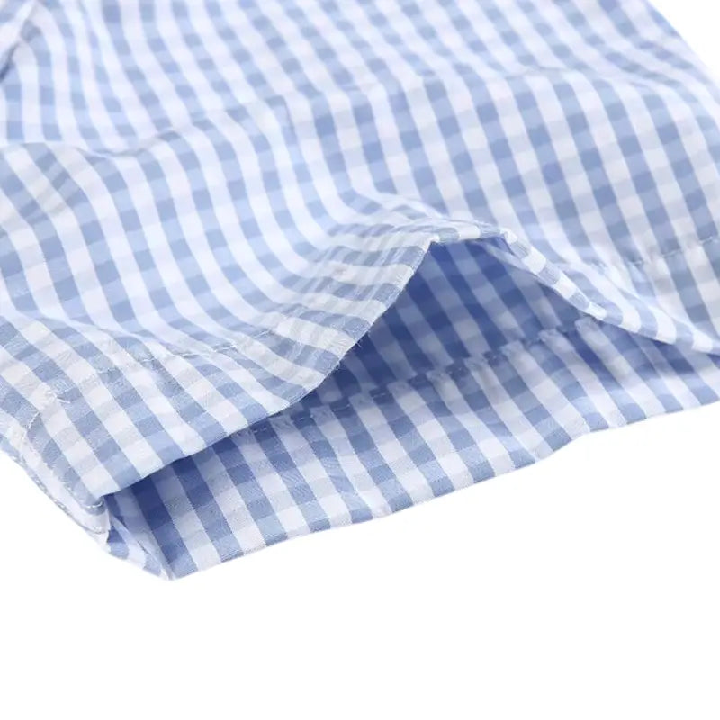 Camisa masculina com fechamento em botões e manga curta, modelagem que se adapta em qualquer corpo.