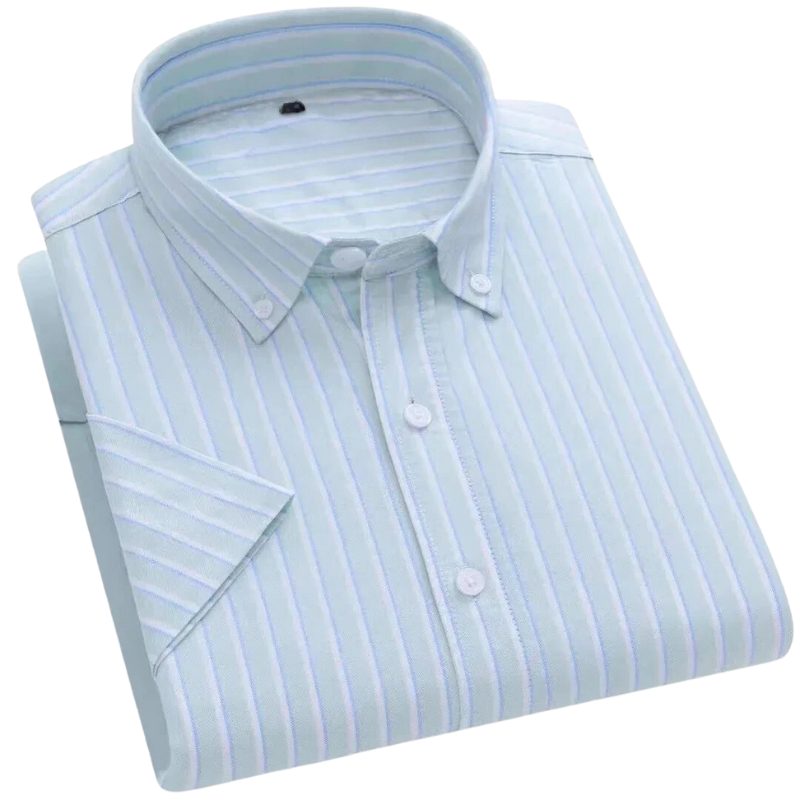 Camisa masculina com fechamento em botões e manga curta, modelagem que se adapta em qualquer corpo.