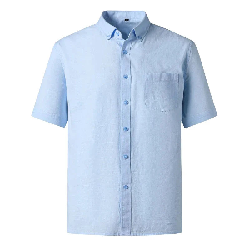 Camisa masculina com fechamento em botões e manga curta, modelagem que se adapta em qualquer corpo.