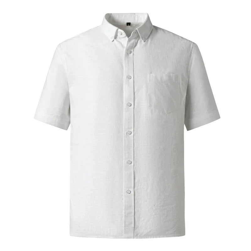 Camisa masculina com fechamento em botões e manga curta, modelagem que se adapta em qualquer corpo.