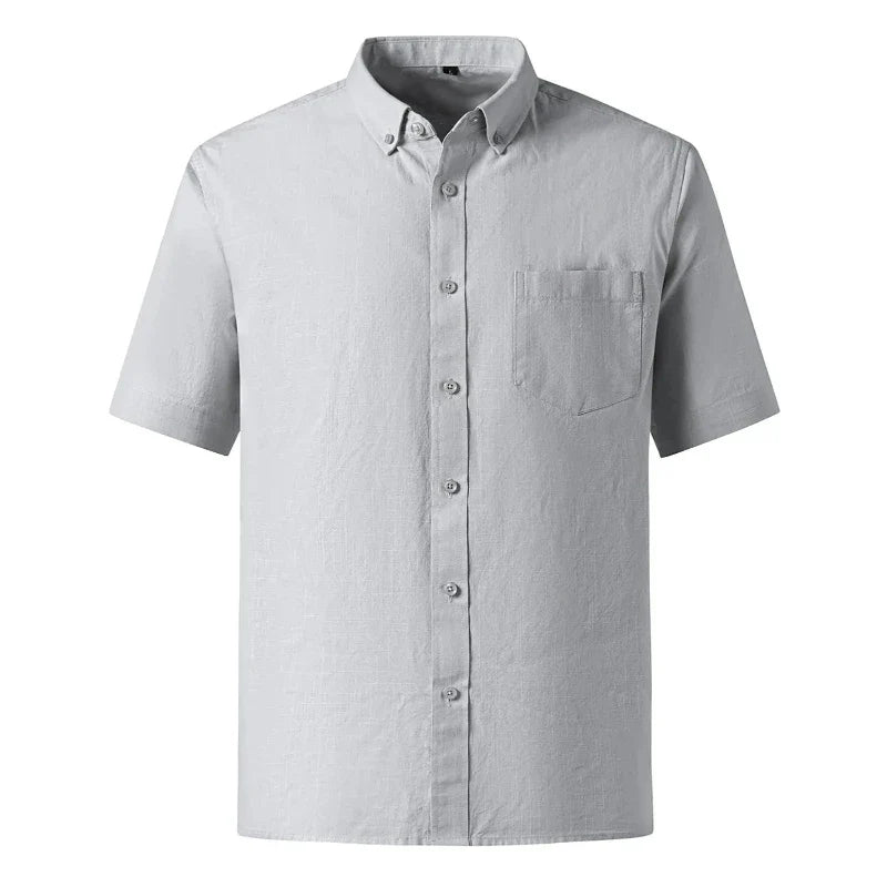 Camisa masculina com fechamento em botões e manga curta, modelagem que se adapta em qualquer corpo.