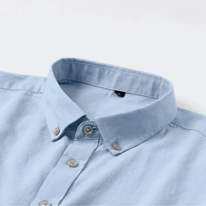 Camisa masculina com fechamento em botões e manga curta, modelagem que se adapta em qualquer corpo.