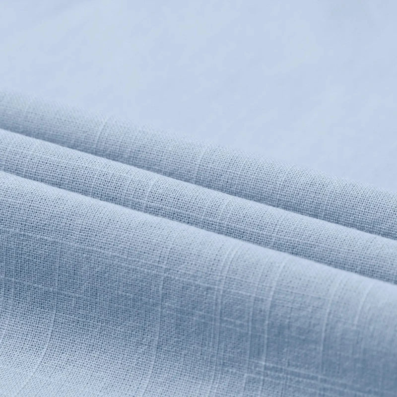 Camisa masculina com fechamento em botões e manga curta, modelagem que se adapta em qualquer corpo.