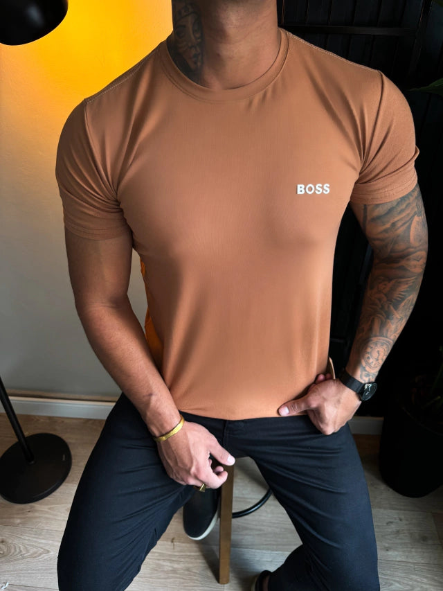 CAMISETA HUGO BOSS SIMBOLO EMBORRACHADO - CARAMELO