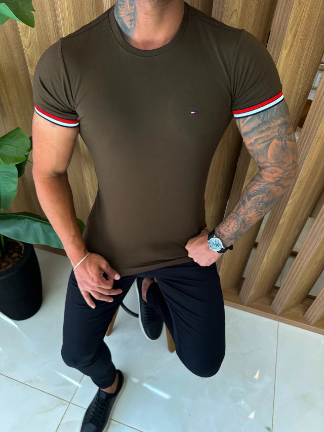 CAMISETA TOMMY DETALHES NA MANGA - MARROM