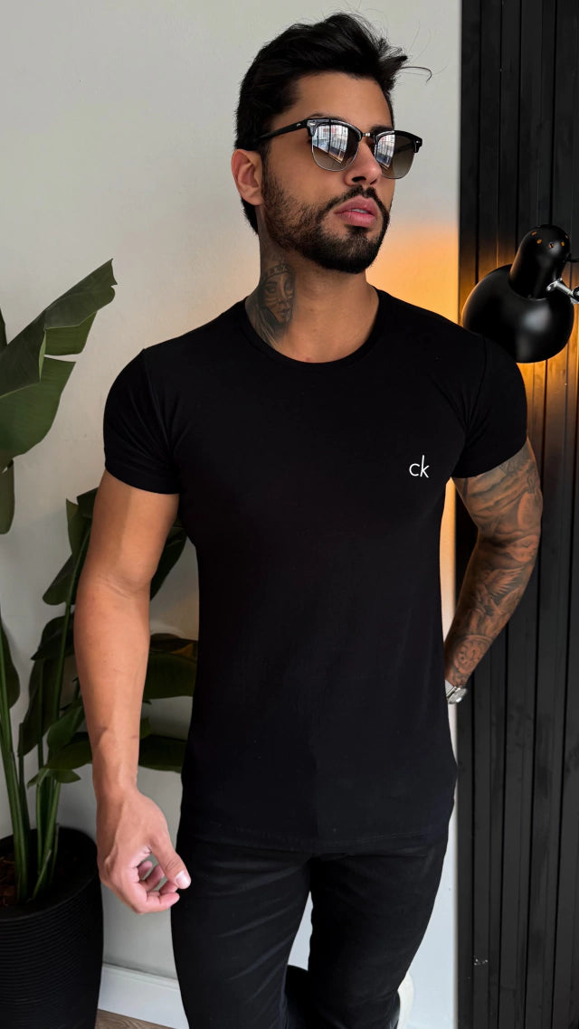 CAMISETA CK BASIC - PRETA
