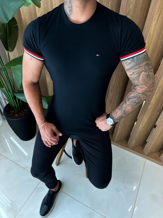 CAMISETA TOMMY DETALHES NA MANGA - PRETA