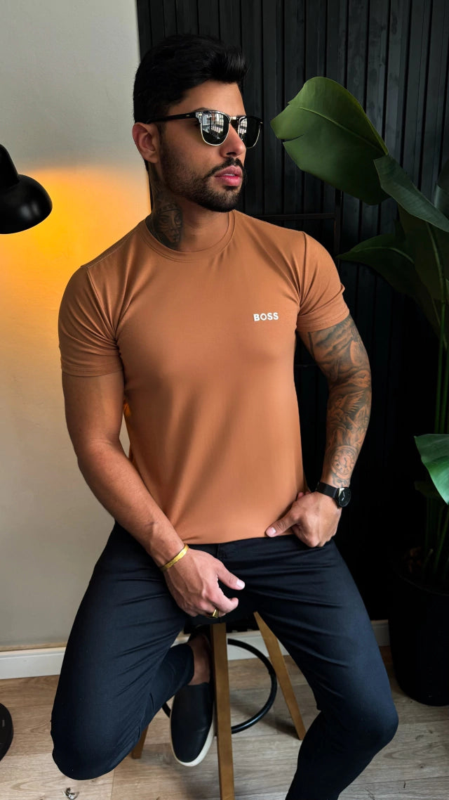 CAMISETA HUGO BOSS SIMBOLO EMBORRACHADO - CARAMELO