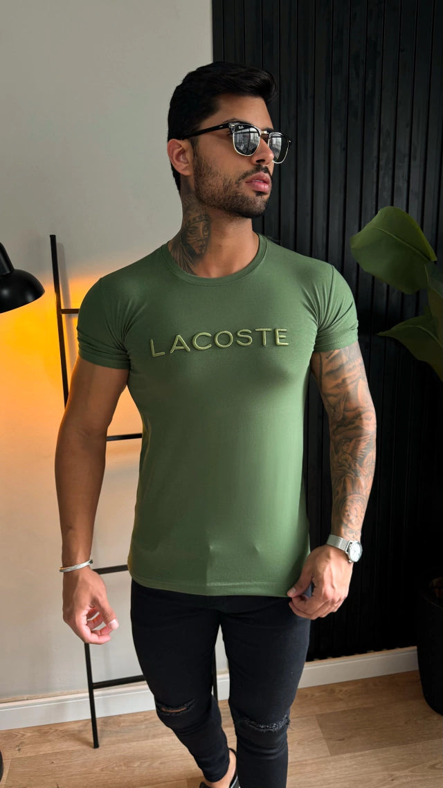 CAMISETA LACOSTE ESCRITA BORDADA - VERDE