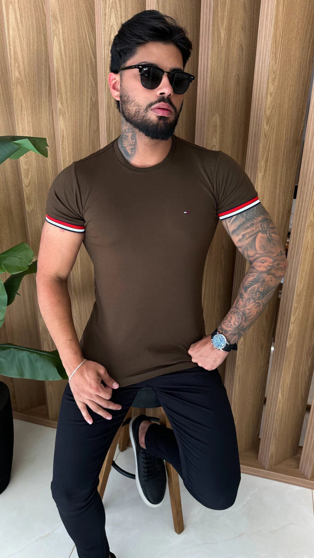 CAMISETA TOMMY DETALHES NA MANGA - MARROM