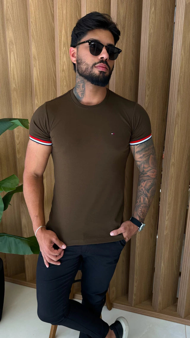 CAMISETA TOMMY DETALHES NA MANGA - MARROM