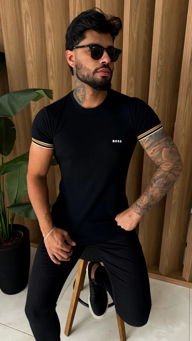 CAMISETA BASIC BOSS DETALHES NA MANGA - PRETO